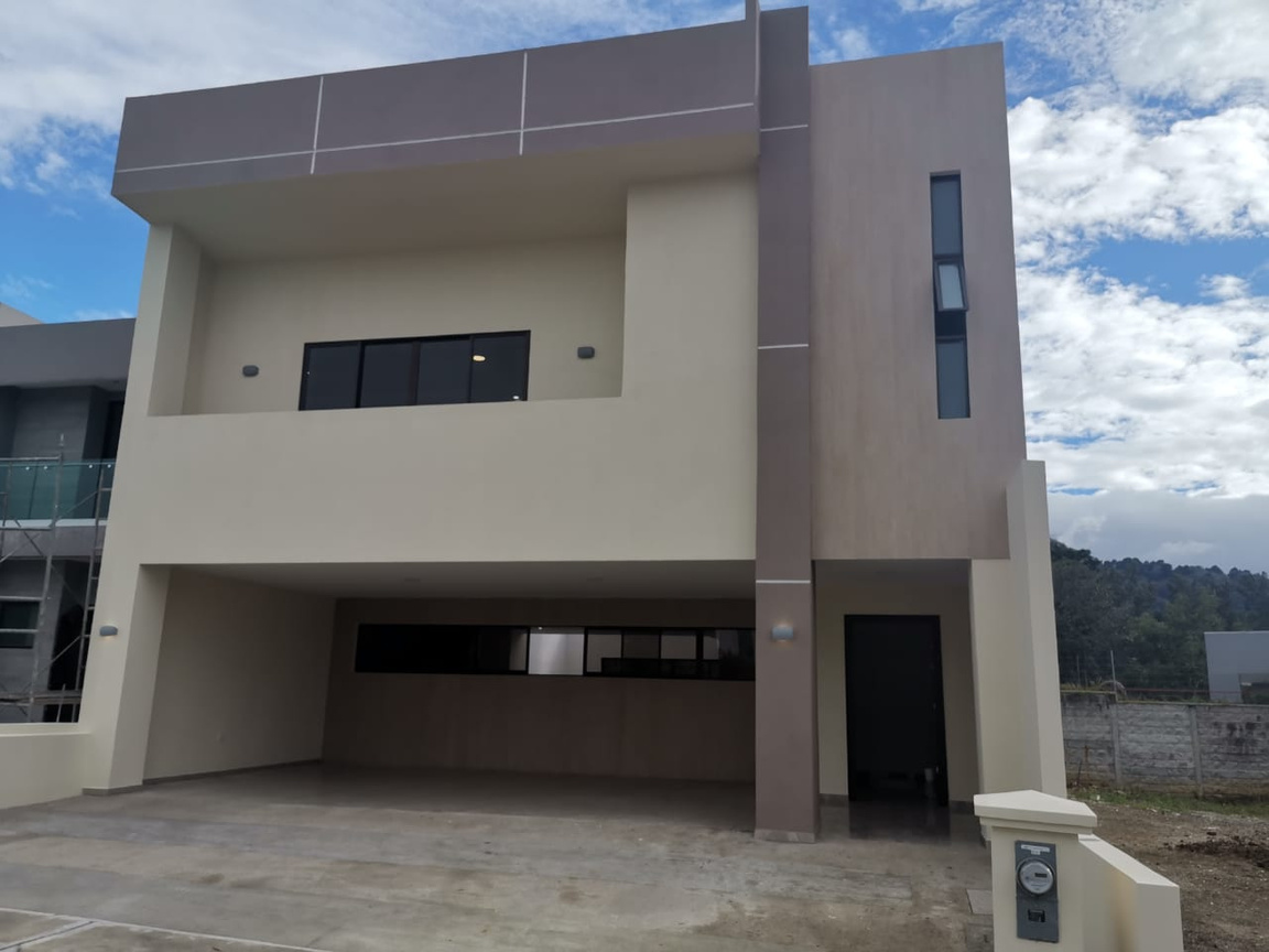 Casa de dos niveles terminada en Curridabat